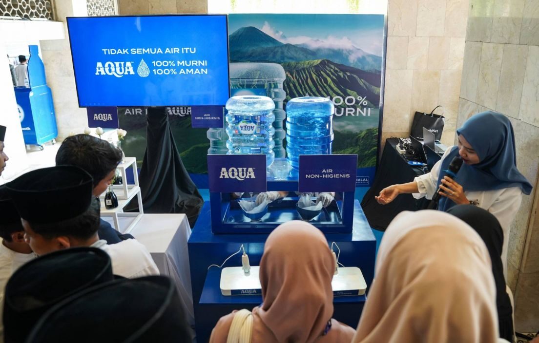 AQUA Bagikan 150.000 Botol Air di Masjid Istiqlal saat Ramadhan